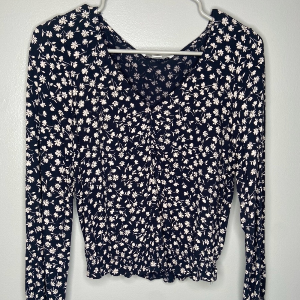 American Eagle - XS Black and Cream Floral Shirt